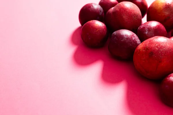 Wysoki Kąt Widzenia Świeżych Brzoskwiń Różowym Tle Przestrzeń Kopiowania Owoce — Zdjęcie stockowe
