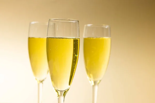 Primo Piano Champagne Flauti Con Champagne Sullo Sfondo Beige Spazio — Foto Stock
