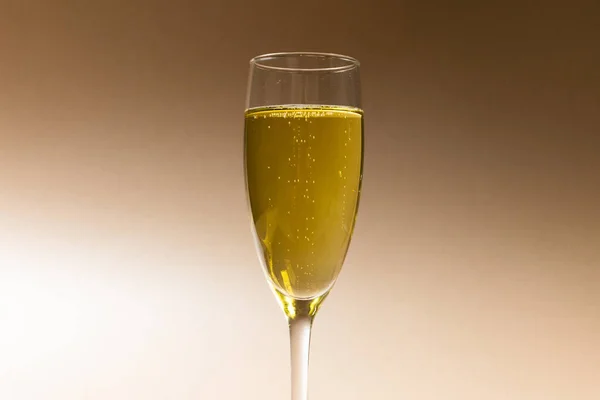 Detailní Záběr Šampaňského Šampaňské Flétně Izolované Hnědém Pozadí Kopírovací Prostor — Stock fotografie