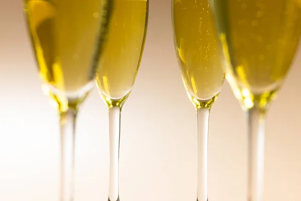 Großaufnahme Von Champagnerflöten Mit Champagner Auf Beigem Hintergrund Kopierraum Trinkglas — Stockfoto