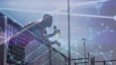 Afrika kökenli Amerikalı bir adamın dijital arayüzünün animasyonu. Küresel bağlantılar, refah, zindelik ve dijital olarak üretilen sağlıklı yaşam tarzı konsepti.