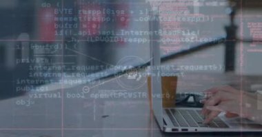 Dizüstü bilgisayar kullanan bir kadının orta kesiminde dijital simge ve veri işleme ağının animasyonu. Küresel ağ ve iş teknolojisi kavramı