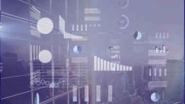 Çoklu grafiklerin animasyonu, daireleri gökyüzüne karşı modern şehrin havadan görüntüsüne yüklemek. Dijital bileşik, çoklu pozlama, rapor, iş, ilerleme, binalar ve mimari konsept.