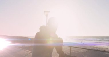 Afro-Amerikan bir adamın üzerinde parlayan ışıkların animasyonu. Küresel bağlantılar, refah, zindelik ve dijital olarak üretilen sağlıklı yaşam tarzı konsepti.