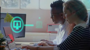 Ofiste dizüstü bilgisayar kullanan çeşitli erkek ve kadınlara karşı dijital simge ağının animasyonu. Küresel ağ ve iş teknolojisi kavramı