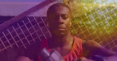 Afrika kökenli Amerikalı bir adamın üzerinde parlayan ışıkların animasyonu. Küresel bağlantılar, refah, zindelik ve dijital olarak üretilen sağlıklı yaşam tarzı konsepti.