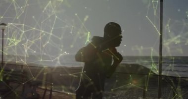 Kaçan bir Afrikalı Amerikalı adam üzerinden bağlantı ağının animasyonu. Küresel bağlantılar, refah, zindelik ve dijital olarak üretilen sağlıklı yaşam tarzı konsepti.