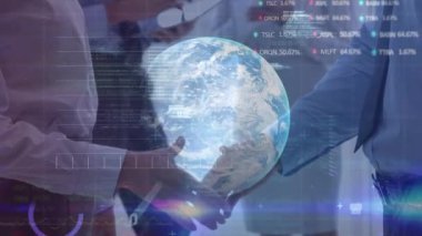 Kafkasyalı iş adamlarının el sıkışması üzerine finansal veri işleme animasyonu. Küresel bağlantılar, iş, dijital arayüz, teknoloji ve ağ konsepti dijital olarak oluşturulmuş video.