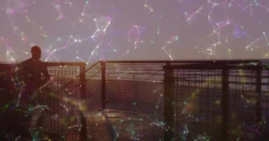 Kaçan bir Afrikalı Amerikalı adam üzerinden bağlantı ağının animasyonu. Küresel bağlantılar, refah, zindelik ve dijital olarak üretilen sağlıklı yaşam tarzı konsepti.