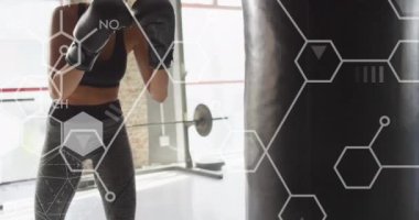Beyaz bir kadının spor salonunda egzersiz yapması üzerine bilimsel veri işleme animasyonu. Spor, rekabet ve spor konsepti dijital olarak oluşturulmuş video.