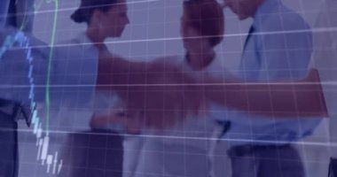 Kafkasyalı iş adamlarının el sıkışması üzerine finansal veri işleme animasyonu. Küresel bağlantılar, iş, dijital arayüz, teknoloji ve ağ konsepti dijital olarak oluşturulmuş video.