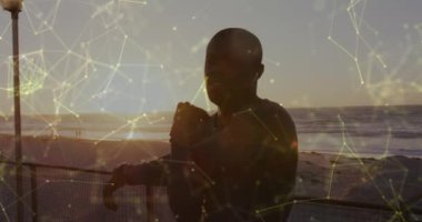 Afro-Amerikan erkeğini çalıştırma üzerine bağlantı ağının animasyonu. Küresel bağlantılar, refah, zindelik ve dijital olarak üretilen sağlıklı yaşam tarzı konsepti.