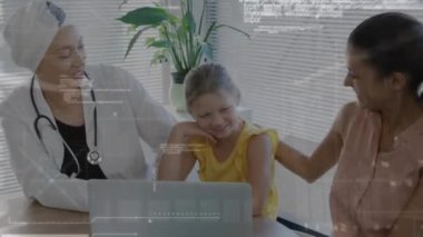 Asyalı kadın doktorla beyaz anne ve kızının veri işleme animasyonu. Küresel tıp, bilgisayar ve veri işleme kavramı dijital olarak oluşturulmuş video.