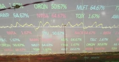 Borsa veri işleme ve dönen yel değirmenlerine karşı bağlantı ağının animasyonu. Küresel ekonomi ve yenilenebilir enerji teknolojisi kavramı