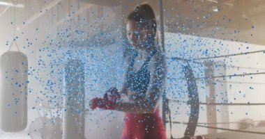 Spor salonunda egzersiz yapan beyaz kadın üzerinde DNA iplikçiklerinin canlandırılması. Spor, rekabet ve spor konsepti dijital olarak oluşturulmuş video.