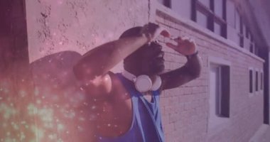 Afrika kökenli Amerikalı bir adamın üzerinde parlayan ışıkların animasyonu. Küresel bağlantılar, refah, zindelik ve dijital olarak üretilen sağlıklı yaşam tarzı konsepti.