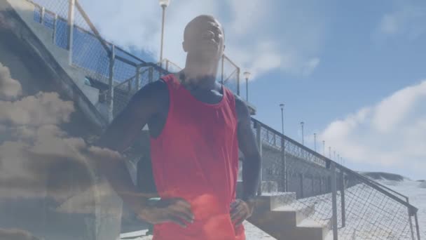 アフリカ系アメリカ人の男の上に雲のアニメーション グローバル接続 フィットネス 健康的なライフスタイルコンセプトデジタルで生成されたビデオ — ストック動画