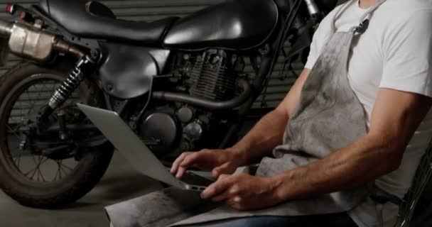 Animação Ícones Caindo Sobre Caucasiano Mecânico Masculino Reparação Moto Garagem — Vídeo de Stock