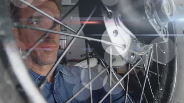 Animação Luzes Brilhantes Sobre Caucasiano Mecânico Masculino Reparação Moto Garagem — Vídeo de Stock