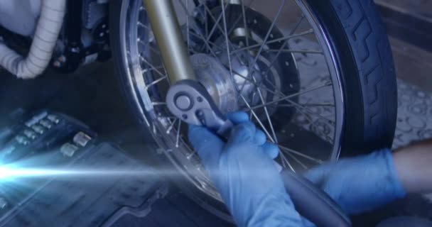 Animacja Świecących Świateł Nad Białym Mechanikiem Naprawiającym Motocykl Garażu Koncepcja — Wideo stockowe