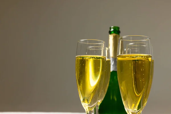 Şampanya Kadehlerini Yakın Planda Gri Arka Planda Şampanya Şişesiyle Kopyala — Stok fotoğraf