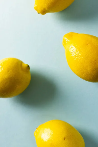 Vista Aérea Limones Sobre Fondo Azul Espacio Copia Frutas Amarillos — Foto de Stock