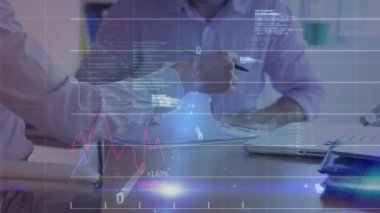 Kafkasyalı iş adamları üzerinde dijital arayüz ve finansal veri işleme animasyonu. Küresel iş, dijital arayüz, teknoloji ve ağ konsepti dijital olarak oluşturulmuş video.