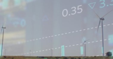 Gri gökyüzüne karşı çayırlarda dönen yel değirmenlerinin üzerinde işlenen borsa verilerinin animasyonu. Küresel ekonomi ve yenilenebilir enerji teknolojisi kavramı