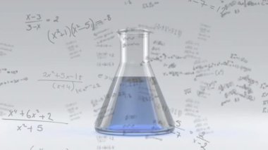 Matematiksel denklemlerin animasyonu beyaz arka planda sıvı dolu deney şişesi üzerinde. Dijital bileşik, çoklu pozlama, deney, çözümler, toplamlar, soyut ve eğitim kavramı.