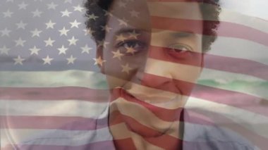 Denize karşı duran melez adamın üzerinde Amerikan bayrağı sallayan animasyon. Dijital bileşim, çoklu pozlama, tatil, keyif, özgürlük ve vatanseverlik kavramı.