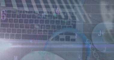 Ahşap yüzeyde dizüstü bilgisayar, kulaklık ve kahve fincanı ile istatistiksel veri işleme animasyonu. Bilgisayar arayüzü ve iş veri teknolojisi kavramı