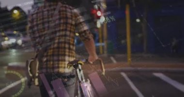 Bisikletle caddeden geçen beyaz adamın dikiz aynasındaki istatistiksel veri işleme animasyonu. Bilgisayar arayüzü ve iş veri teknolojisi kavramı