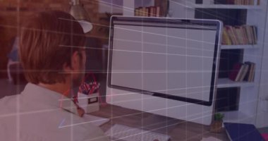 Okulda dizüstü bilgisayar kullanan erkek öğretmenin dikiz aynasıyla istatistiksel veri işleme animasyonu. Okul ve eğitim teknolojisi kavramı