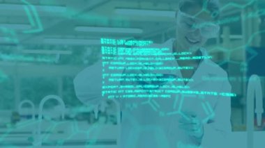 Laboratuvarda çalışan beyaz kadın bilim adamına karşı tıbbi veri işleme animasyonu. Tıbbi araştırma ve bilim teknolojisi kavramı