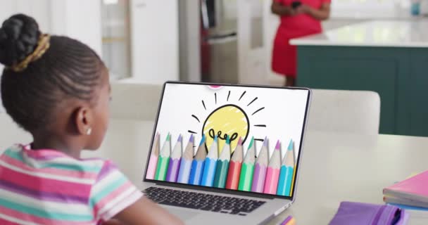 非裔美国女孩使用笔记本电脑进行视频通话 屏幕上有彩色铅笔和灯泡 学习和在线教育 数字复合录像 — 图库视频影像