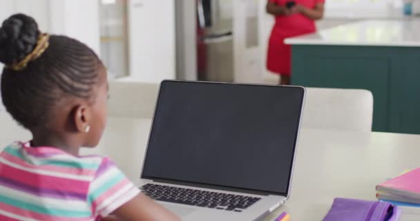 Africká Americká Dívka Používající Mentorem Text Ikony Obrazovce Komunikace Technologie — Stock video