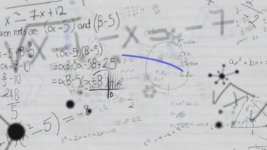Beyaz çizgili kağıt zemin üzerinde yüzen matematiksel denklemlerin ve diyagramların animasyonu. Okul ve eğitim kavramı