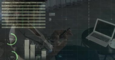 Bilgisel arayüzün animasyonu, cep telefonuyla konuşan melez kadının genel görünümü. Dijital bileşik, çoklu pozlama, rapor, iş, ilerleme, küresel ve teknoloji kavramı.