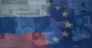 Ofiste gülümseyen beyaz kadına karşı bayrak sallama ve veri işleme animasyonu. Ulusal ekonomi ve iş teknolojisi kavramı