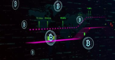Bitcoin sembollerinin dünya haritasına karşı finansal veri işleme üzerine animasyonu. Küresel finans ve kripto para birimi teknolojisi kavramı