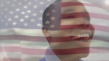 Gülümseyen Afro-Amerikan kadınlarının yakından çekilmiş Amerikan bayrağının animasyonu. dijital kompozit, çoklu pozlama, çocukluk, tatil, özgürlük, soyut ve vatanseverlik kavramı.