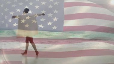 Sahilde suda oynayan mutlu Afro-Amerikan kadın yerine Amerika bayrağının animasyonu. Dijital bileşim, çoklu pozlama, tatil, boş zaman, özgürlük ve vatanseverlik kavramı.