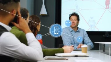 Ofiste birlikte tartışan çeşitli iş adamları üzerine dijital simge ağının animasyonu. Küresel ağ ve iş teknolojisi kavramı