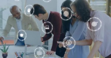 Dijital simgelerin animasyonu, ofiste tartışan çeşitli meslektaşlar takımına karşı düşüyor. Bilgisayar arayüzü ve iş teknolojisi kavramı