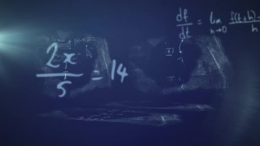 Mavi arkaplanda ışık noktasında yüzen matematiksel denklemlerin animasyonu. Okul ve eğitim kavramı