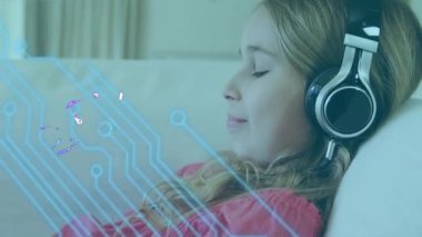 İyi titreşimlerin animasyonu metin, devre kartı desenleri, kanepede oturup müzik dinleyen beyaz kız. Dijital bileşik, çoklu pozlama, pozitif duygu, güç arzı ve teknoloji kavramı.