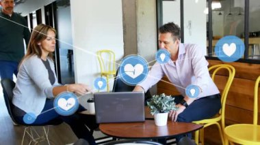 Ofiste dizüstü bilgisayarla tartışan çeşitli iş adamlarının dijital simge ağının animasyonu. Küresel ağ ve iş teknolojisi kavramı