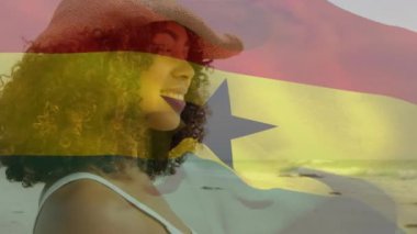 Gana bayrağının animasyonu, gülümseyen Afrikalı Amerikalı kadının plajda esintinin keyfini çıkarması. Dijital bileşim, çoklu pozlama, tatil, boş zaman, özgürlük ve vatanseverlik kavramı.