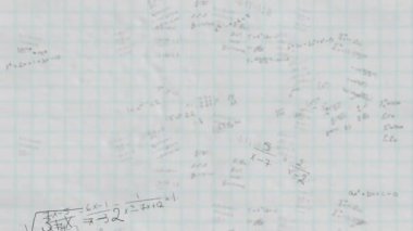 Düşen matematiksel denklemin animasyonu beyaz arkaplana karşı ızgara deseni üzerinde. Dijital olarak üretilmiş, hologram, illüstrasyon, çözüm, toplamlar, üç boyutlu ve eğitim kavramı.