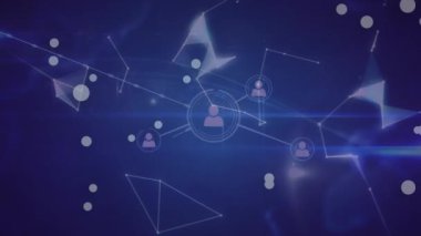 Profil simgeleri ağının animasyonu ve mavi arkaplan karşısında pleksus ağlarının küresi. Küresel ağ ve iş teknolojisi kavramı